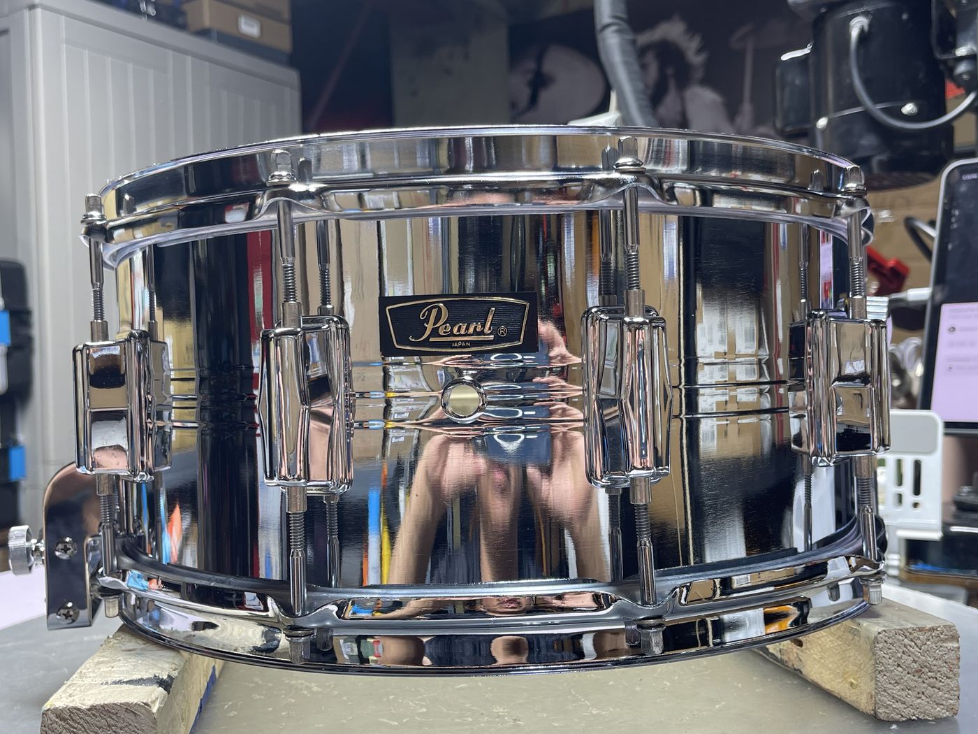 Pearl Jupiter snare, angled view of badge side