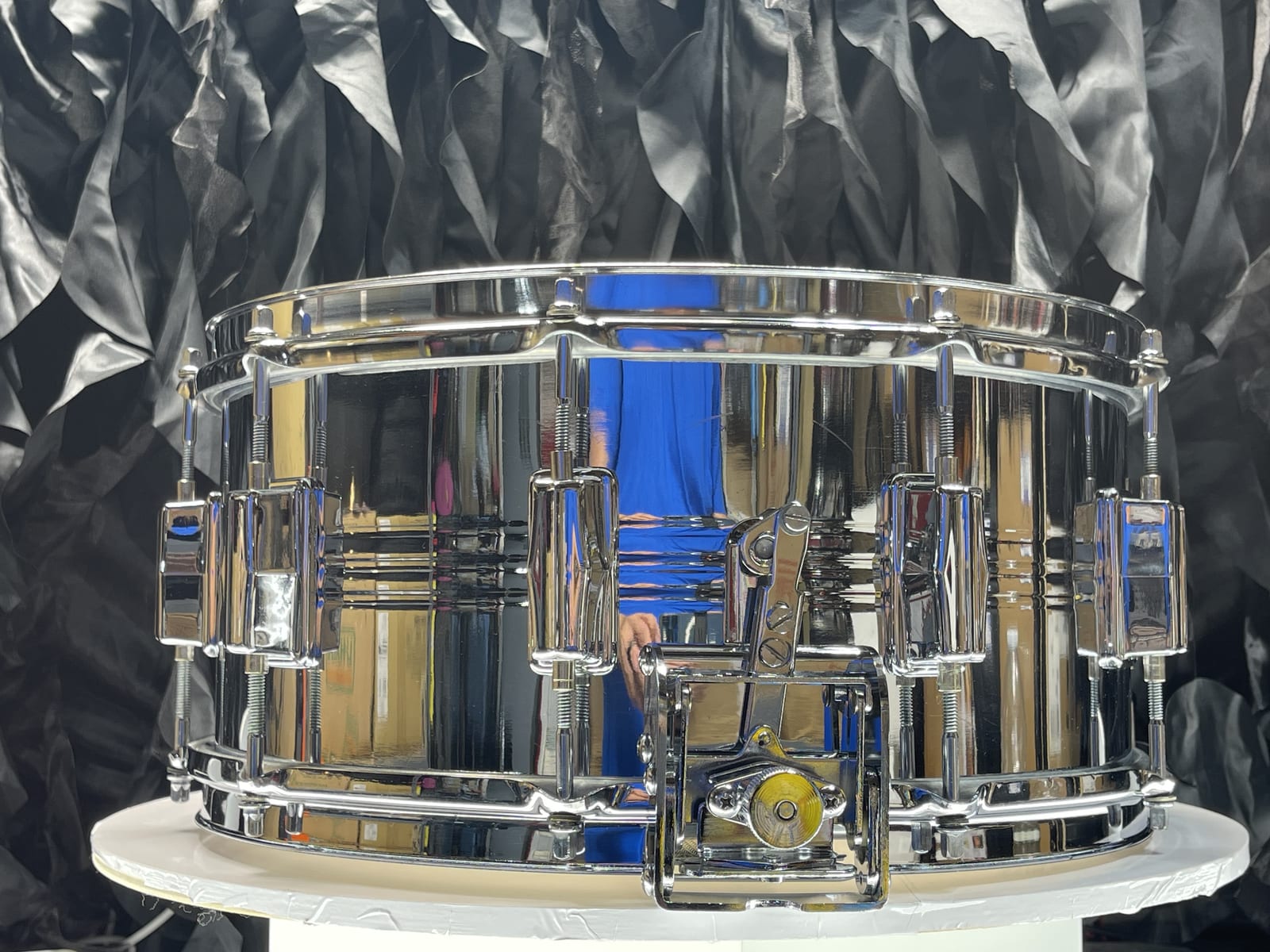Pearl Jupiter snare, angled view of the parallel-action strainer's far-end adjuster