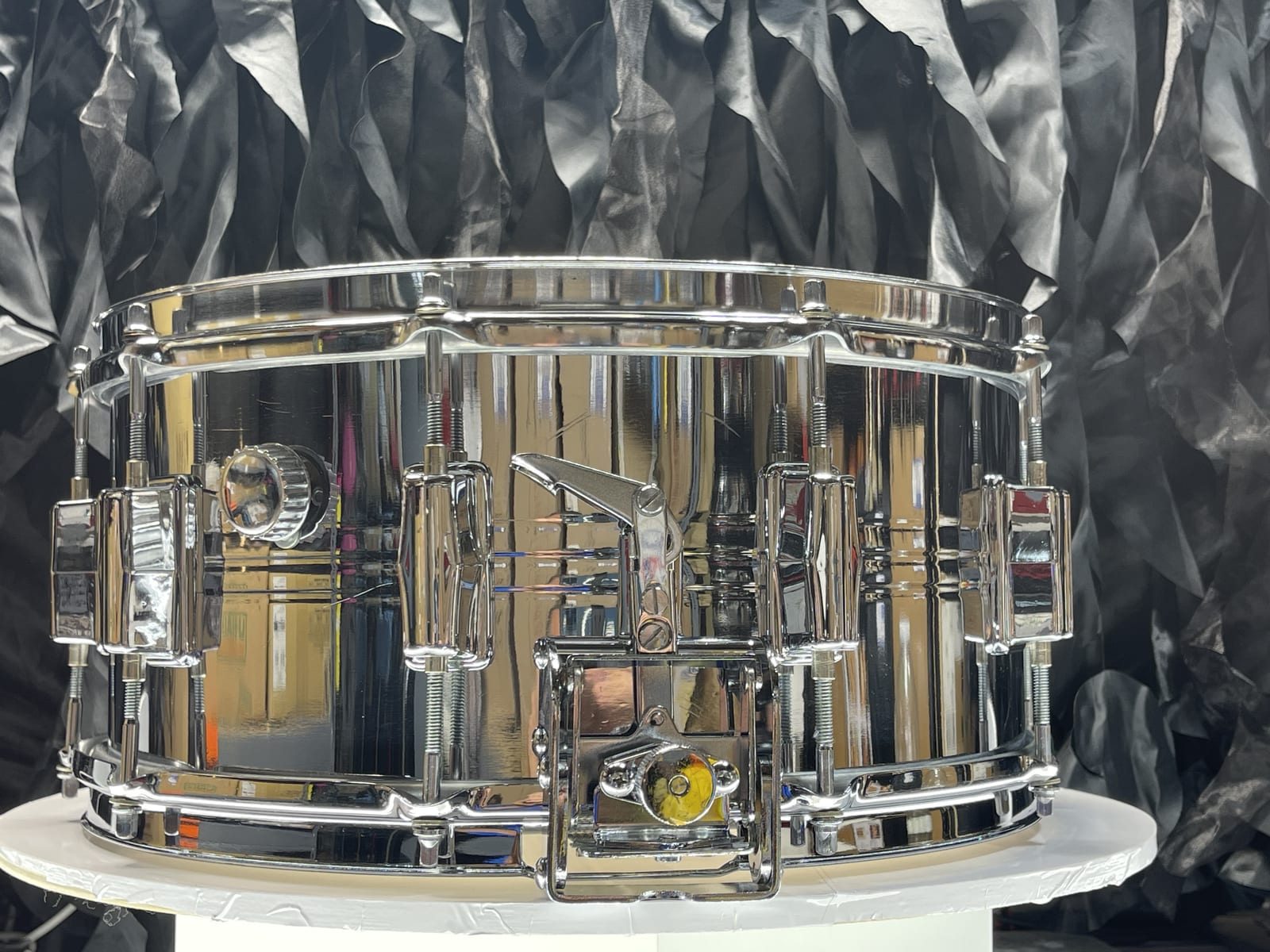 Pearl Jupiter snare, straight-on view of strainer and lugs